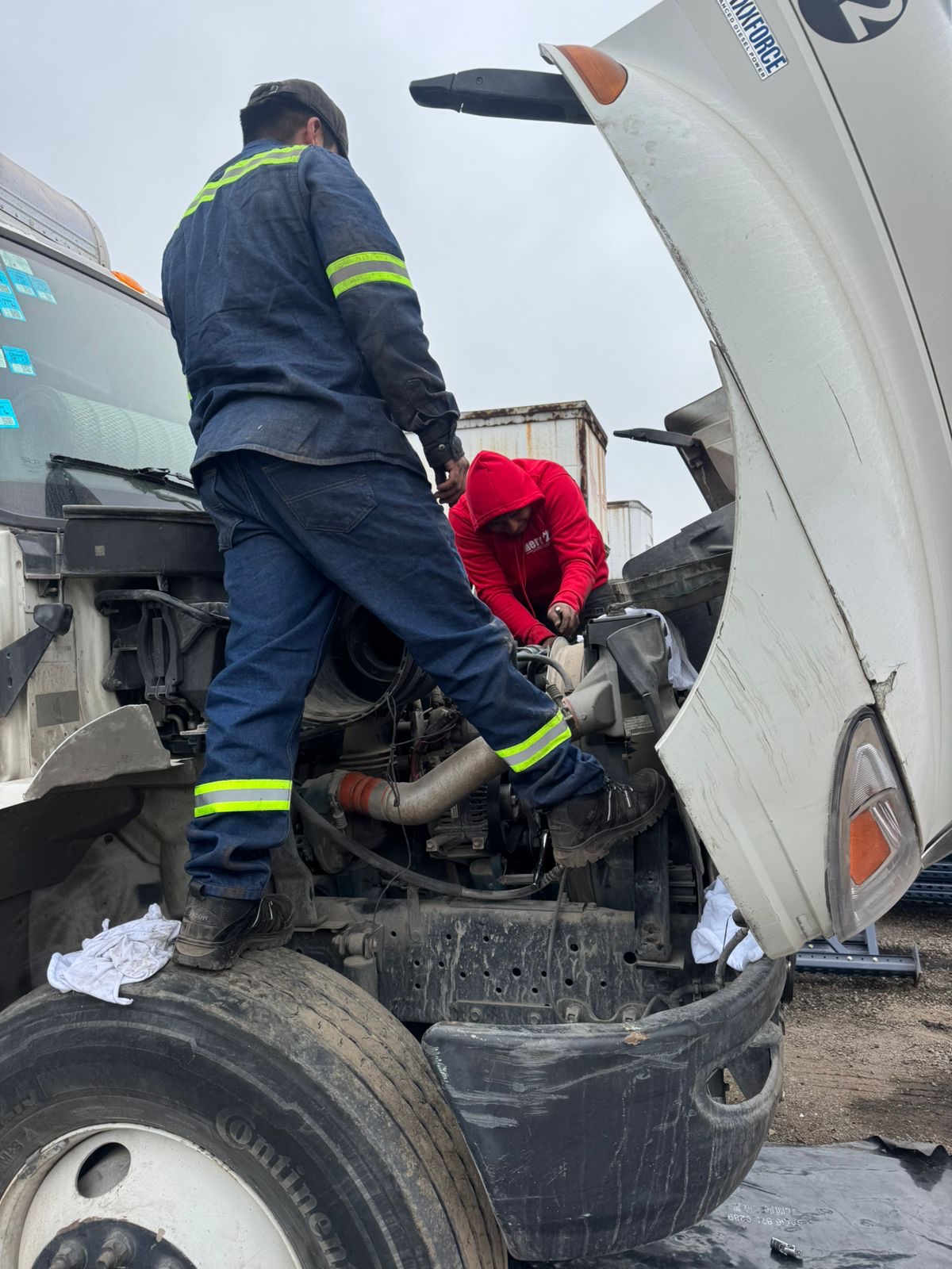 Mecánicos MERK2 trabajando